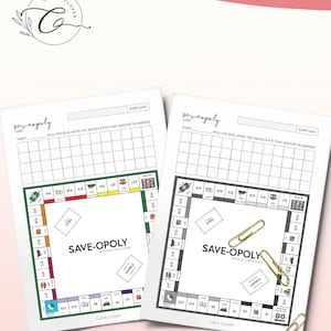 以下が含まれることがあります： Save-Opolyと題された2枚の白い紙製ゲームボード。貯蓄を記録するためのグリッド、開始日フィールド、ドル額とアイコンが表示されたマス目のあるボードゲームレイアウトが特徴です。1枚は縁がカラーで、もう1枚はモノクロで、金色のペーパークリップが添えられています。
