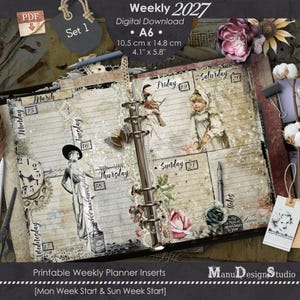 Pode incluir: Um conjunto de inserções para planejador digital A6 com ilustrações de estilo vintage de uma pessoa com chapéu, uma criança, flores e um relógio. As páginas incluem seções pautadas para os dias da semana, rotuladas como March, e medem 10,5 cm por 14,8 cm.