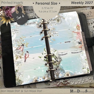Può includere: Un set di inserti per agenda settimanale 2027 di dimensioni personali 9,6 cm per 17,1 cm con sfondo azzurro, illustrazioni floreali, uccelli e un bambino con un vestito rosa. Le pagine includono sezioni per note, attività e liste della spesa.