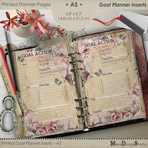 Op de afbeelding: A5 bedrukte doelplanner-inzetstukken met bloemen- en vlinderontwerpen. De plannerpagina's zijn 14,8 cm x 21,0 cm en bevatten secties voor doelen, actiestappen en notities. De planner is open.