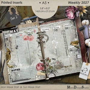 Può includere: Inserti per agenda settimanale A5 che misurano 14,8 cm per 21,0 cm. Le pagine presentano un layout vintage con sezioni a righe dal lunedì alla domenica, illustrazioni floreali, un uccello, un'ape e la citazione It is not what happens to you.