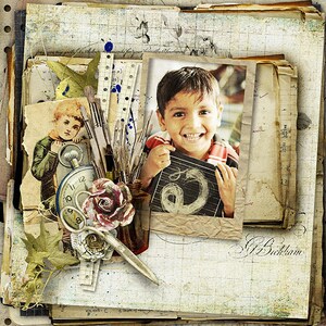Pu&ograve; includere: Una pagina di scrapbook vintage con una foto di un bambino che tiene una lavagna. La pagina &egrave; decorata con un orologio, delle forbici, una rosa e dei pennelli. Il testo "G. Buckham" &egrave; scritto in corsivo in fondo alla pagina.