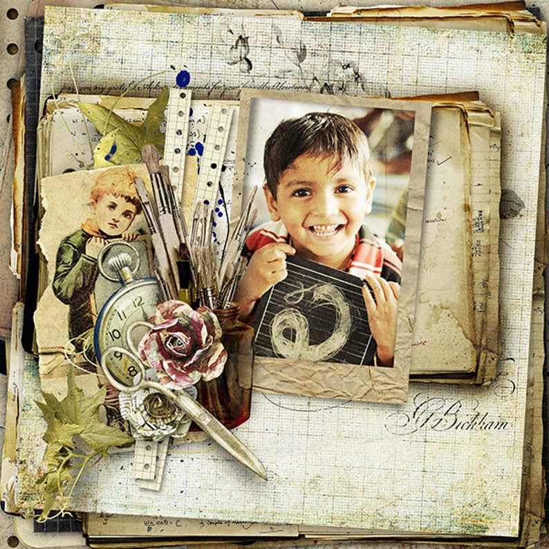 Pu&ograve; includere: Una pagina di scrapbook vintage con una foto di un bambino che tiene una lavagna. La pagina &egrave; decorata con un orologio, delle forbici, una rosa e dei pennelli. Il testo "G. Buckham" &egrave; scritto in corsivo in fondo alla pagina.