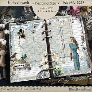 Peut inclure: Un ensemble d'inserts d'agenda hebdomadaire 2027 de taille personnelle 9,6 cm x 17,1 cm avec des illustrations vintage d'une personne portant un chapeau et une robe bleue, des motifs floraux, un oiseau et des pages lignées datées du 15 au 21 novembre.