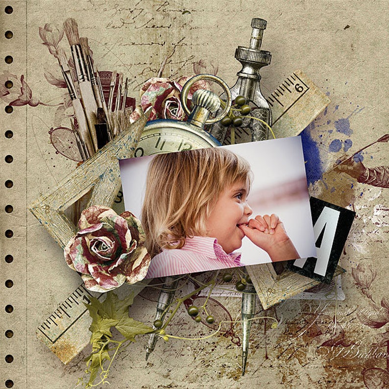 Pu&ograve; includere: Una pagina di scrapbooking di ispirazione vintage con una foto di una bambina, un orologio da tasca, pennelli, un righello e una rosa. La pagina &egrave; decorata con una variet&agrave; di texture e motivi, tra cui legno, metallo e tessuto.