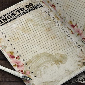 Puede incluir: Un diario de estilo vintage con una lista de cosas por hacer, con un dise&ntilde;o floral y una imagen descolorida de una mujer en la portada. El diario tiene un t&iacute;tulo negro que dice "Things to Do" con adornos decorativos.