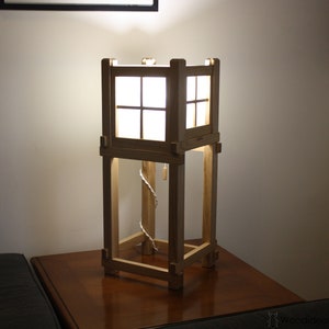 lampada in legno stile orientale ,lampada legno castagno e carta di riso ,lampada artigianale ispirazione shoji , lampada da tavolo o terra