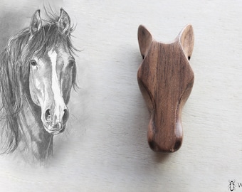 pendentif tête de cheval, pendentif cheval sculpté en bois de noyer, pendentif tête de cheval frontal artisanal, collier cheval