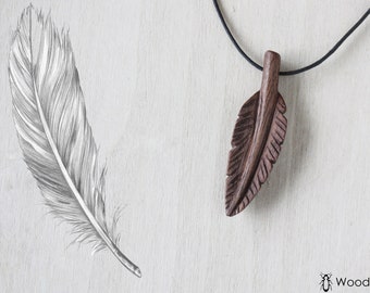 pendentif plume en bois sculpté, pendentif plume de noyer, collier artisanal avec plume, plume d'oiseau en bois