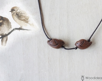 collier avec pendentif double moineau, pendentif avec paire d'oiseaux moineaux stylisés, pendentif oiseau stylisé, paire de moineaux en bois