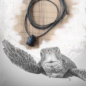 colgante de micro tortuga tallado en madera de ébano, collar con colgante de tortuga, pequeña escultura de tortuga estilizada imagen 2