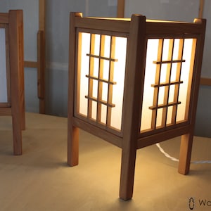 lampada shoji da tavolo , lampada orientale in legno e carta  di riso , lampada abat jour in legno calda , luce atmosfera calda