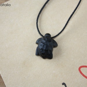 colgante de micro tortuga tallado en madera de ébano, collar con colgante de tortuga, pequeña escultura de tortuga estilizada imagen 4