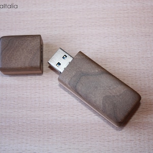 Pen drive 32 GB  64 GB 128 GB in walnut and beech, elegant usb, wooden gift, made in italy