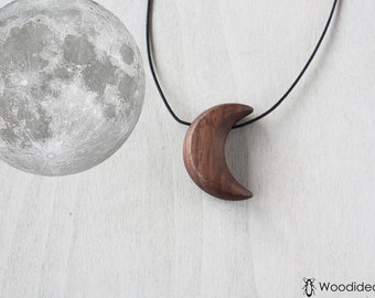 pendentif lune sculpté en bois de noyer, collier lune en bois, pendentif lune décroissante stylisé, cadeau collier femme