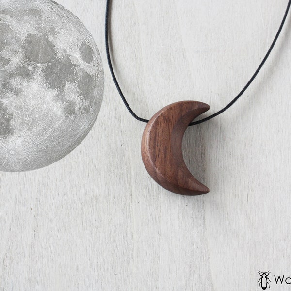 colgante de luna tallada en madera de nogal, collar de luna de madera, colgante de luna menguante estilizado, regalo de collar de mujer