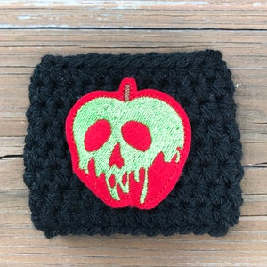 Pu&ograve; includere: Sottobicchiere in crochet nero con una mela ricamata in rosso e verde con un designo a forma di teschio.