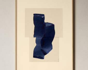 Puede incluir: Impresión artística abstracta con un diseño de acuarela azul marino sobre fondo crema. La obra está enmarcada en un marco de madera natural, creando una estética moderna. Composición vertical, ideal para decoración.