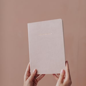 Light blush/Inspirational UNDATED VERTICAL WEEKLY planner/for goal-setting, habit-tracking, productivity, to-do&#39;s/personalised planner