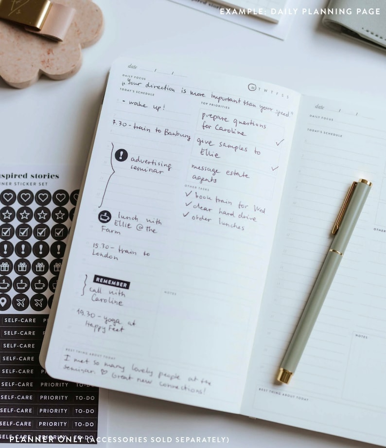 K&ouml;nnte beinhalten: Ein offener Tagesplaner mit wei&szlig;en Seiten, bedruckt mit schwarzem Text und Linien. Der Planer enth&auml;lt Abschnitte f&uuml;r Tagesfokus, Zeitplan, Priorit&auml;ten und Aufgaben, mit handschriftlichen Notizen in schwarzer Tinte und einem salbeigr&uuml;nen Stift.