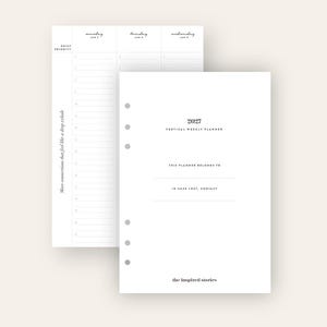 Könnte beinhalten: Ein weißer vertikaler Wochenplaner-Einsatz für 2027 mit sechs Ringbuchlöchern. Das Deckblatt enthält den Text 2027 VERTICAL WEEKLY PLANNER, THIS PLANNER BELONGS TO, IN CASE LOST, CONTACT und the inspired stories. Die Rückseite zeigt einen Tagesplan.