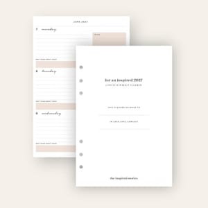 Könnte beinhalten: Ein weißer Planer-Einleger mit sechs Ringbuchlocherungen. Das Deckblatt trägt die Aufschrift for an inspired 2027 lifestyle weekly planner, this planner belongs to und in case lost, contact. Die zweite Seite zeigt ein Wochenlayout für Juni 2027.