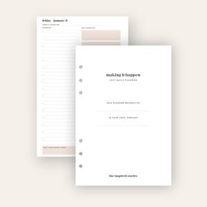 Könnte beinhalten: Ein weißer Tagesplaner-Einsatz mit sechs Ringbuchlocher-Öffnungen. Das Deckblatt trägt die Aufschrift "making it happen 2027 DAILY PLANNER" und "the inspired stories". Die zweite Seite zeigt einen Zeitplan für "friday / january 8".
