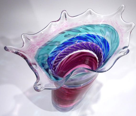 アートガラス 花瓶 ブルー パープル 大きくてエレガントな手吹きガラスの縦溝付き花瓶 - Dirwood Glass