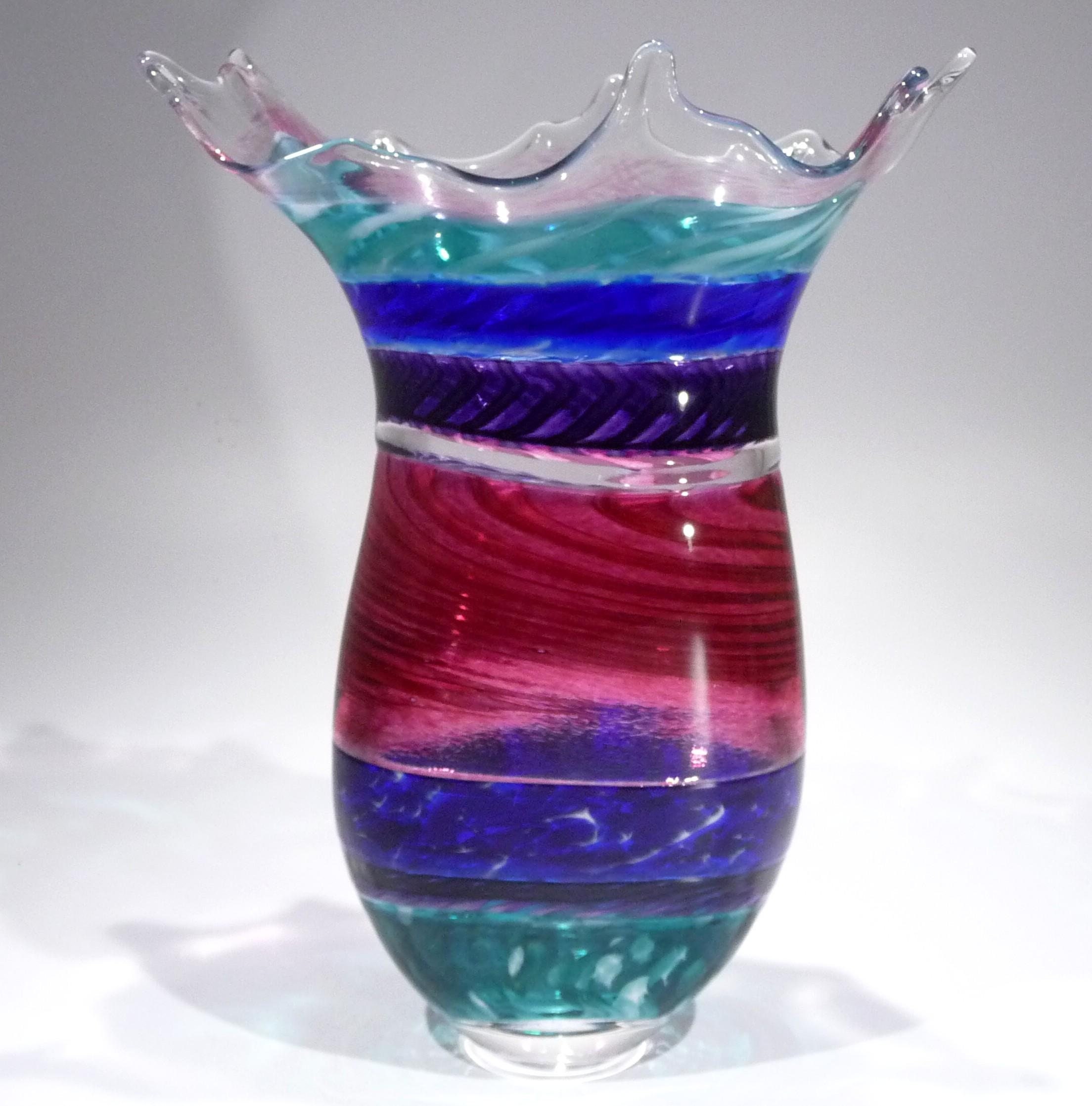 大きくてエレガントな手吹きガラスの縦溝付き花瓶 - Dirwood Glass