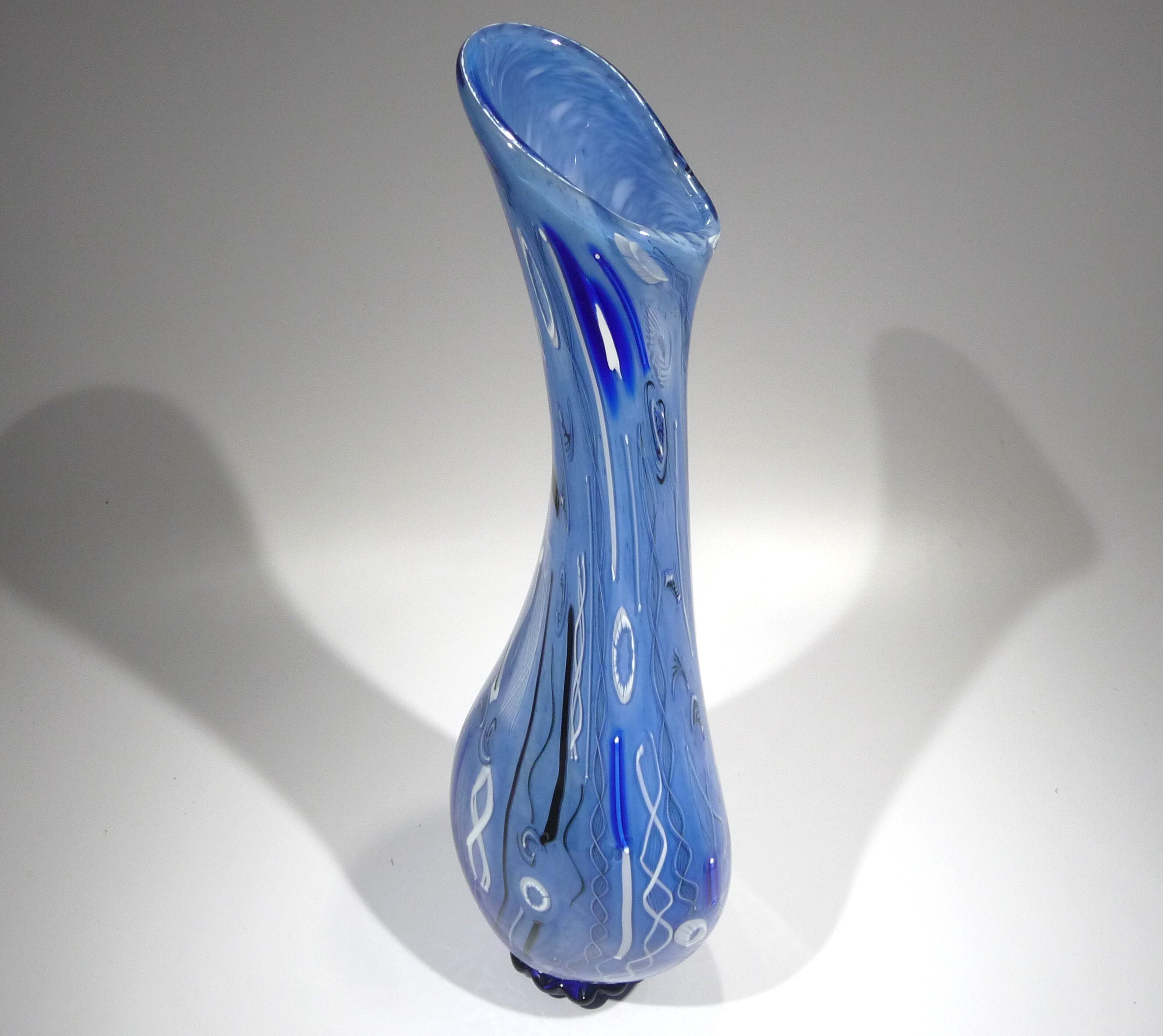 高さ 22 インチの手吹きガラス花瓶、ダーウッドガラス、テーブル