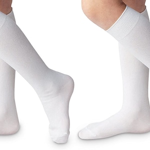 Puede incluir: Dos pares de calcetines blancos hasta la rodilla. Los calcetines est&aacute;n hechos de un material suave y c&oacute;modo y son perfectos para uniformes escolares o para el uso diario.