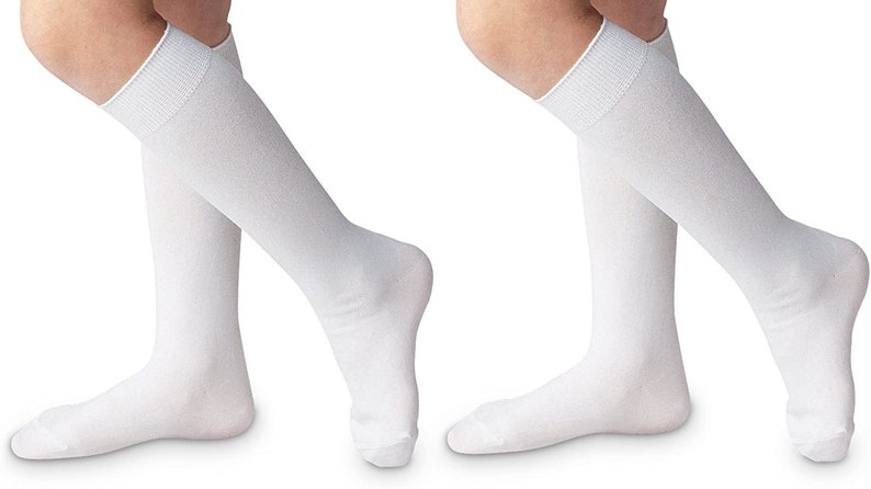 Puede incluir: Dos pares de calcetines blancos hasta la rodilla. Los calcetines est&aacute;n hechos de un material suave y c&oacute;modo y son perfectos para uniformes escolares o para el uso diario.