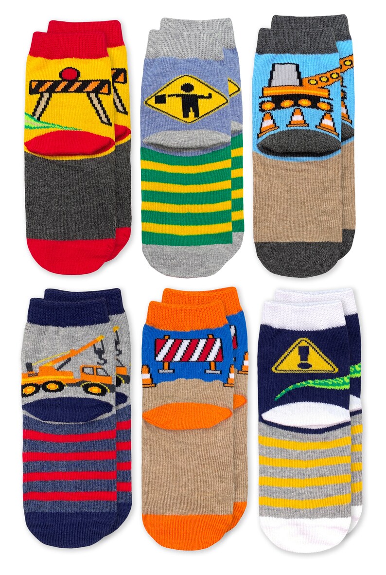 Puede incluir: Seis pares de calcetines tobilleros con gr&aacute;ficos de tem&aacute;tica de construcci&oacute;n. Los dise&ntilde;os incluyen barreras viales amarillas, se&ntilde;ales de tr&aacute;fico, excavadoras, gr&uacute;as y patrones de rayas en colores rojo, amarillo, azul, verde, naranja, gris, marr&oacute;n y blanco.