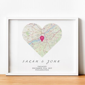 Carte coeur imprimée fiançailles avec cadre | Cadeau personnalisé pour couple Lui Elle | Carte de localisation des fiancés imprimée sur papier beaux-arts | Encadré
