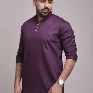 Pu&ograve; includere: Una camicia viola scuro a maniche lunghe con colletto alla coreana e tre bottoni in legno. La camicia ha una vestibilit&agrave; rilassata ed &egrave; realizzata in un materiale morbido. Le maniche sono arrotolate. Il testo "s-60492074" &egrave; visibile in basso.
