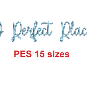 Puede incluir: Un diseño de bordado azul que dice "A Perfect Place" en una fuente cursiva. El texto está acompañado de las palabras "PES 15 tamaños" en rojo.