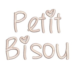 Könnte beinhalten: Weißer gestickter Text mit der Aufschrift "Petit Bisou" mit zwei kleinen Herzen über dem Text.