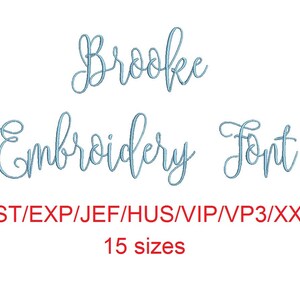 Op de afbeelding: Een digitaal borduurlettertype genaamd "Brooke" in een lichtblauwe scriptstijl. De afbeelding toont de woorden "Brooke", "Embroidery" en "Font". Onder de tekst staan bestandsformaten en de tekst "15 maten."