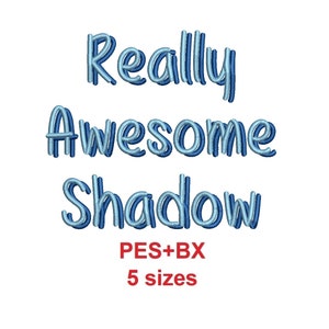 Könnte beinhalten: Gestickte Darstellung des Textes "Really Awesome Shadow" in Blau mit doppeltem Umriss. Der Text "PES+BX 5 Größen" ist ebenfalls in Rot enthalten.