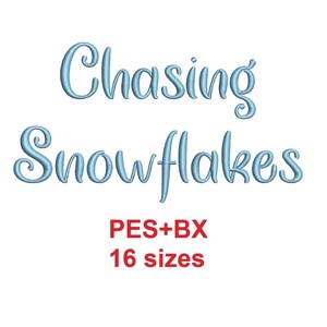 Może przedstawiać: Cyfrowy wzór do haftu z tekstem "Chasing Snowflakes" w jasnoniebieskim kolorze. Tekst jest napisany kursywą. Wzór dostępny jest w 16 rozmiarach i w formatach PES i BX.