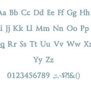 Puede incluir: Un alfabeto de fuente azul con letras may&uacute;sculas y min&uacute;sculas, n&uacute;meros del 0 al 9 y signos de puntuaci&oacute;n. La fuente es una fuente serif con un aspecto ligeramente desgastado.