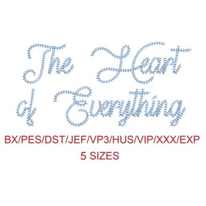 Könnte beinhalten: Stickmuster "The Heart of Everything" in Blau. Erhältlich in 5 Größen und in den Formaten BX, PES, DST, JEF, VP3, HUS, VIP, XXX und EXP.