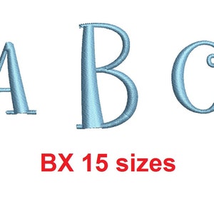 Puede incluir: Un conjunto de letras bordadas en azul, A, B y C. Las letras están en estilo cursivo. El texto "BX 15 tamaños" está debajo de las letras.