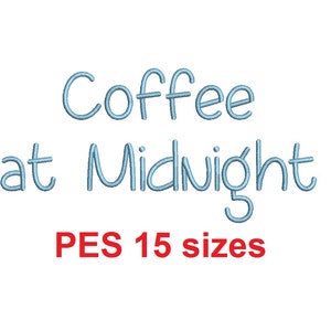 Op de afbeelding: Blauw borduurontwerp voor een machineborduurproject. Het ontwerp zegt "Coffee at Midnight" en bevat de tekst "PES 15 maten".
