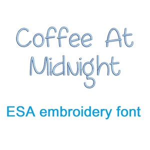 Può includere: Coffee At Midnight in un font ricamato blu. Il font è di stile fantasioso e scritto a mano.