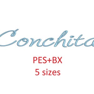 Può includere: Un carattere corsivo blu chiaro che scrive "Conchita" con il testo "PES+BX 5 dimensioni" sotto.