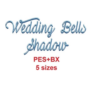 以下が含まれることがあります： ブルーの「Wedding Bells Shadow」刺繍デザイン。PES+BXと5つのサイズが記載されています。
