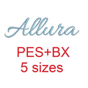 Può includere: Un ricamo blu chiaro con il nome "Allura" in un carattere corsivo. Il testo "PES+BX 5 dimensioni" è scritto in rosso sotto il nome.