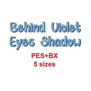 Könnte beinhalten: Blauer gestickter Text, der "Behind Violet Eyes Shadow" lautet, mit dem Text "PES+BX 5 Größen" darunter.