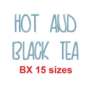 Puede incluir: Diseño de bordado azul para un proyecto de bordado a máquina. El diseño dice "Hot and Black Tea" y "BX 15 tamaños".
